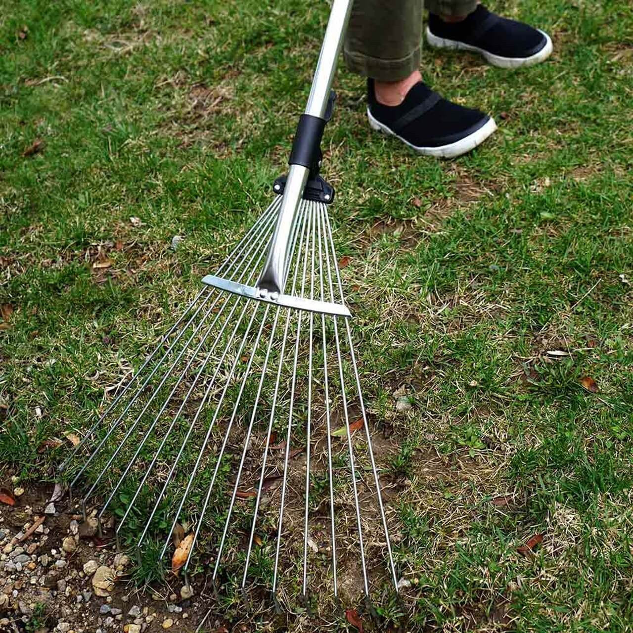 Collapsing Garden and Leaf Rake with Extendable Handle